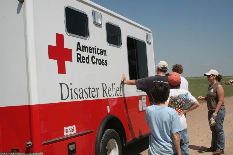 Red Cross feeds the volunteers